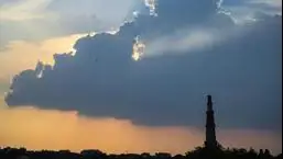 दिल्ली में कुतुबमीनार पर शनिवार को बादल छाए रहे।  (अमल केएस/एचटी फोटो)