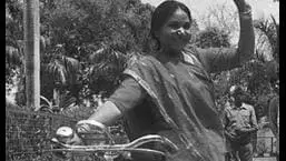 सपा अध्यक्ष अखिलेश यादव ने साइकिल के बगल में खड़ी फूलन देवी की एक पुरानी तस्वीर और 'जीत' का चिन्ह दिखाते हुए उन्हें श्रद्धांजलि दी।  साइकिल सपा का चुनाव चिन्ह है।  (स्रोत)