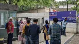 लोग मुंडवा में पुणे पासपोर्ट कार्यालय के बाहर इंतजार करते हैं क्योंकि मुख्य पासपोर्ट सेवा केंद्र (पीएसके) डेटा सर्वर पांच घंटे से अधिक समय से बंद था।  (शंकर नारायण / एचटी फोटो)