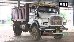 नूंह जिले के पचगांव इलाके में सोमवार देर रात/मंगलवार की सुबह डंप ट्रक ने हरियाणा के डीएसपी सुरेंद्र सिंह को कुचलकर मार डाला.  (क्रेडिट: एएनआई)