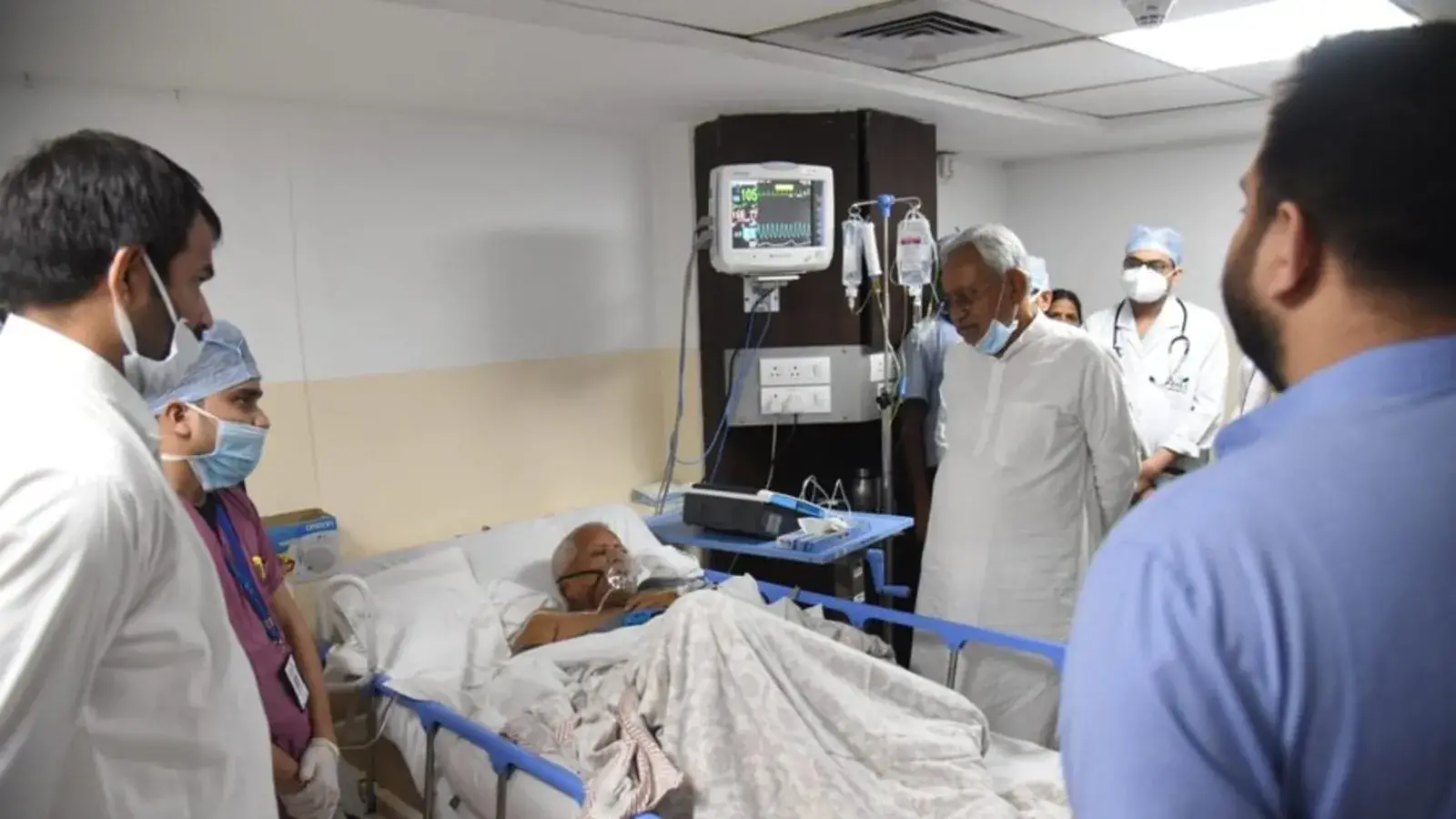 नीतीश कुमार ने अस्पताल में लालू यादव से की मुलाकात, 'उनके शीघ्र स्वस्थ होने की कामना'
