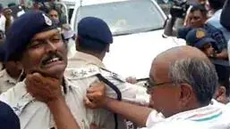 मध्य प्रदेश के जिला पंचायत चुनाव में अवैध शिकार और दलबदल के आरोपों के बीच पुलिस और कांग्रेस नेता दिग्विजय सिंह के बीच हाथापाई की खबर सामने आई है.  (एएनआई)