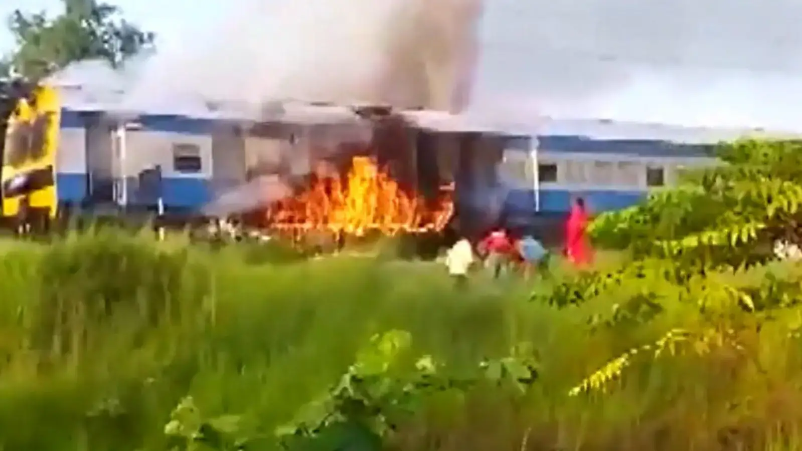  बिहार में ट्रेन में आग लग गई.  सभी यात्री सुरक्षित बताए गए|  वीडियो
