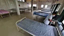 ठाणे सिविल अस्पताल में स्वाइन फ्लू के मरीजों के लिए तैयार किए जा रहे बिस्तर।  कल्याण डोंबिवली में एक सप्ताह में स्वाइन फ्लू से दो मौतें हुईं।  (प्रफुल गणगुर्दे/एचटी फोटो)