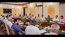 पटना में पुराने सचिवालय में एक बैठक के दौरान नए कैबिनेट मंत्रियों के साथ बिहार के मुख्यमंत्री नीतीश कुमार।  (पीटीआई)