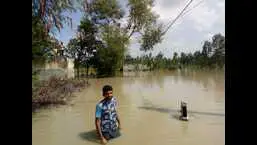 बिजनौर के जलीलपुर गांव में बाढ़ का पानी.  (एचटी)