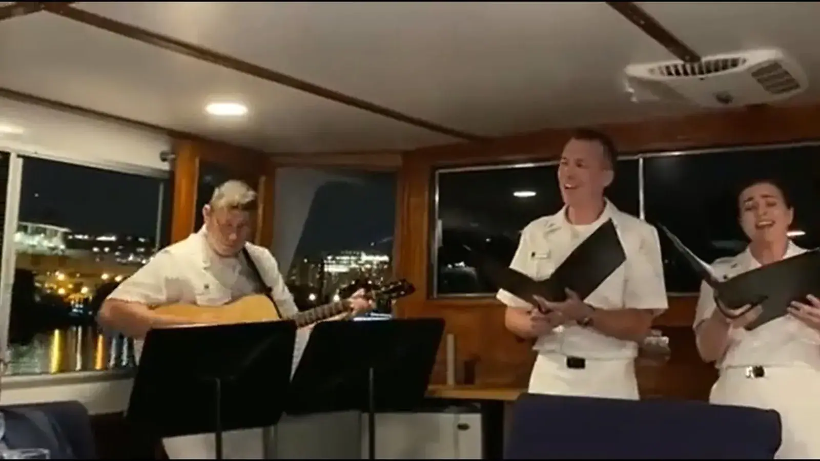  करण जौहर ने अमेरिकी नौसेना के अधिकारियों को रात के खाने में कल हो ना हो गीत का प्रदर्शन करने पर प्रतिक्रिया दी |  बॉलीवुड

