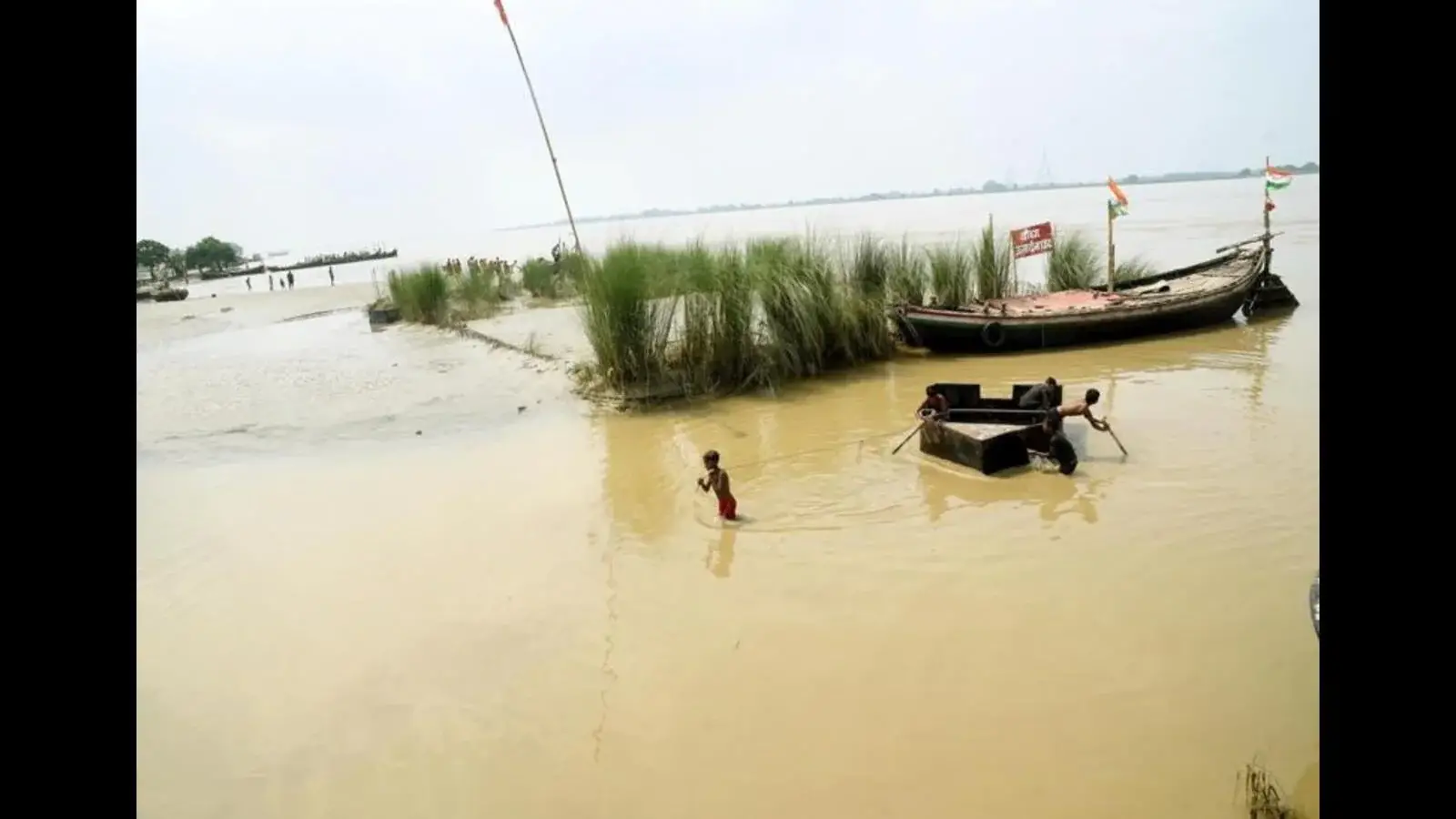 गंगा के बाढ़ के पानी में बिहार के कई गांव डूबे

