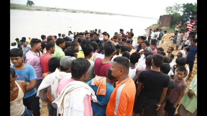 50 लोगों को लेकर जा रही नाव गंगा में डूबी, 10 के डूबने की आशंका
